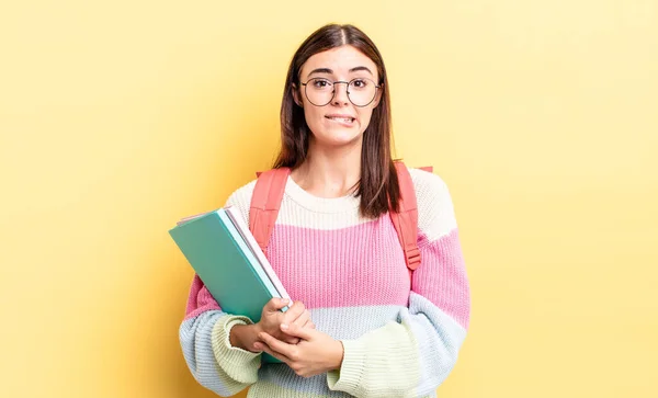 Joven Mujer Hispana Mirando Perpleja Confundida Concepto Estudiante —  Fotos de Stock