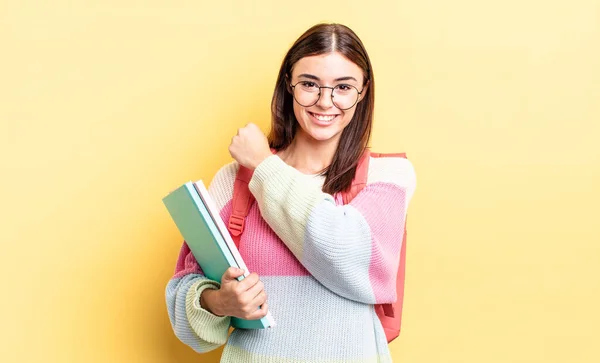 Joven Hispana Sintiéndose Feliz Enfrentándose Reto Celebración Concepto Estudiante — Foto de Stock