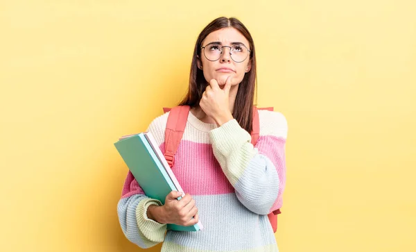 若いヒスパニック系女性の思考 疑心暗鬼と混乱感 学生のコンセプト — ストック写真