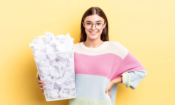 Giovane Donna Ispanica Sorridente Felicemente Con Una Mano Sul Fianco — Foto Stock