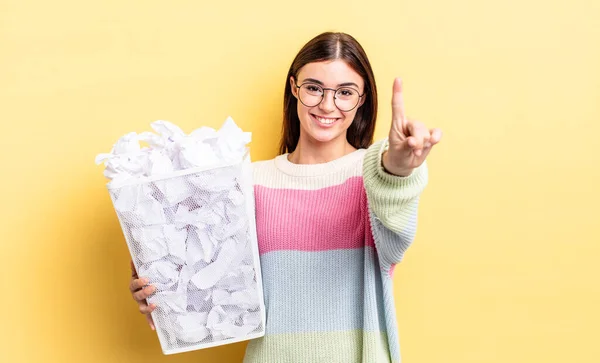 Giovane Donna Ispanica Sorridente Orgogliosamente Con Fiducia Rendendo Numero Uno — Foto Stock