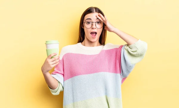 Mladá Hispánka Vypadala Šťastně Užasle Překvapeně Odnést Kávu Koncept — Stock fotografie