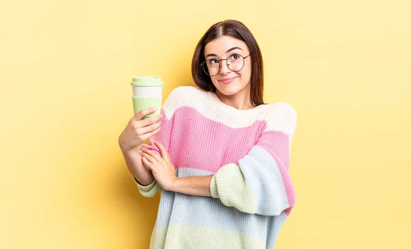 Joven Mujer Hispana Encogiéndose Hombros Sintiéndose Confundida Incierta Quitar Concepto —  Fotos de Stock