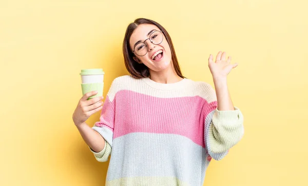 Jovem Hispânica Sorrindo Feliz Acenando Mão Acolhendo Cumprimentando Você Tirar — Fotografia de Stock