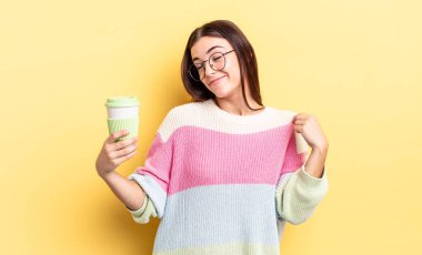 Genç İspanyol kadın kibirli, başarılı, pozitif ve gururlu görünüyor. kahve konseptini kaldır.