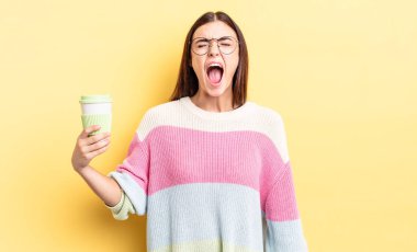 Genç İspanyol kadın agresif bir şekilde bağırıyor, çok kızgın görünüyor. kahve konseptini kaldır.