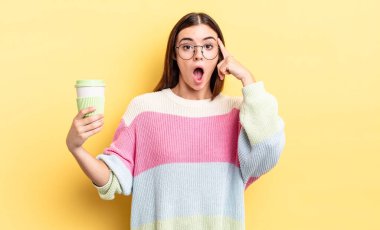 Genç İspanyol kadın şaşırmış görünüyor, yeni bir düşünce, fikir ya da konsept keşfediyor. kahve konseptini kaldır.