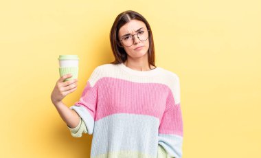 Genç İspanyol kadın üzgün ve mızmızlanıyor. Mutsuz bir bakışı var ve ağlıyor. kahve konseptini kaldır.