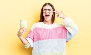 Genç İspanyol kadın mutsuz ve stresli görünüyor, intihar jesti silah işareti yapıyor. kahve konseptini kaldır.