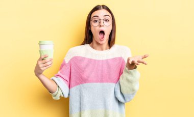Genç İspanyol kadın inanılmaz bir sürprizle şaşkına dönmüş ve hayrete düşmüştü. kahve konseptini kaldır.