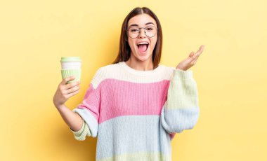 Genç İspanyol kadın kendini mutlu hissediyor, bir çözüm ya da fikir bulduğuna şaşırıyor. kahve konseptini kaldır.