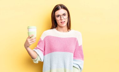 Genç İspanyol kadın şaşkın ve şaşkın hissediyor. kahve konseptini kaldır.