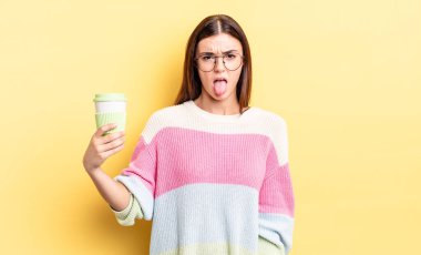 Genç İspanyol kadın iğreniyor, sinirleniyor ve dili dışarı çıkıyor. kahve konseptini kaldır.