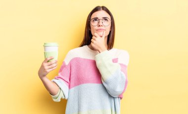 Genç İspanyol kadın düşünüyor, kuşkulu ve şaşkın hissediyor. kahve konseptini kaldır.