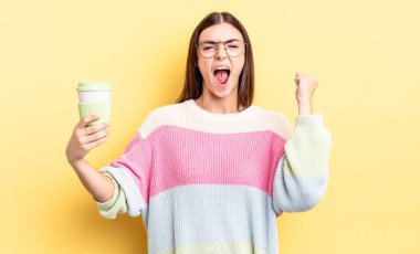 Genç İspanyol kadın öfkeli bir ifadeyle agresif bir şekilde bağırıyor. kahve konseptini kaldır.