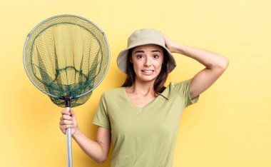 Genç İspanyol kadın kendini stresli, endişeli ya da korkmuş hissediyor.