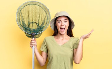 Genç İspanyol kadın kendini mutlu hissediyor ve inanılmaz bir balık ağı konseptine hayret ediyor.