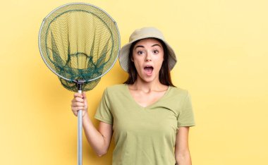 Genç İspanyol kadın çok şaşırmış ya da şok olmuş görünüyor.