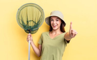 Genç İspanyol kadın gururla gülümsüyor ve bir numaralı balık ağı konseptini oluşturuyor.