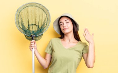 Genç İspanyol kadın stresli, endişeli, yorgun ve hayal kırıklığına uğramış balık ağı konsepti