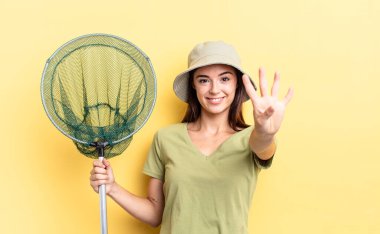 Genç İspanyol kadın gülümsüyor ve arkadaş canlısı görünüyor, balık ağı konseptini gösteriyor.