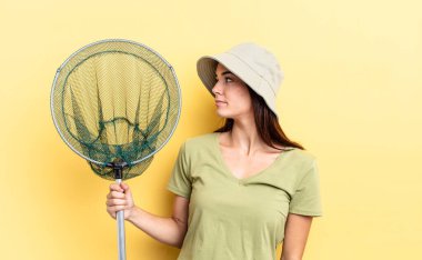 Profildeki genç İspanyol kadın balık ağı kavramını düşünüyor, hayal ediyor ya da hayal ediyor.