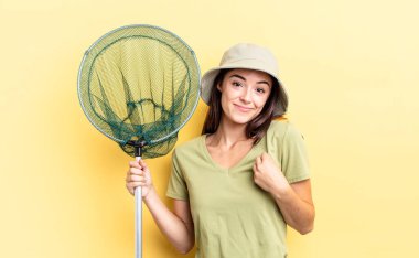 Genç İspanyol kadın kibirli, başarılı, pozitif ve gururlu görünüyor.