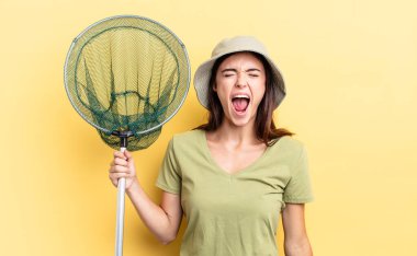 Genç İspanyol kadın agresif bir şekilde bağırıyor, kızgın balık ağı konseptine bakıyor.