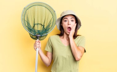 Genç İspanyol kadın şok olmuş ve korkmuş balık ağı kavramı yaşıyor.