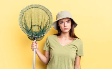 Genç İspanyol kadın üzgün ve sızlanıyor. Mutsuz bir bakışla ve ağlayan balık ağı konseptiyle.