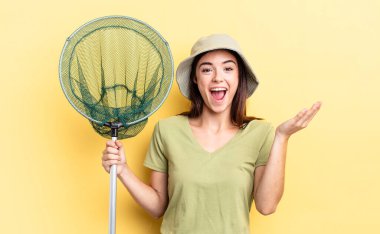 Genç İspanyol kadın kendini mutlu hissediyor, bir çözüm ya da balık ağı kavramının farkına varınca şaşırıyor.