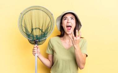 Genç İspanyol kadın umutsuz görünüyor, hayal kırıklığına uğramış ve stresli balık ağı kavramı