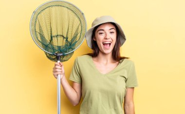 Genç İspanyol kadın mutlu ve hoş bir şekilde şaşırmış görünüyor.