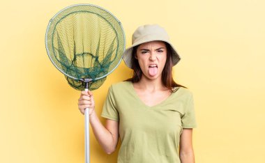 Genç İspanyol kadın iğrenmiş ve sinirlenmiş hissediyor ve balık ağı kavramını dile getiriyor.