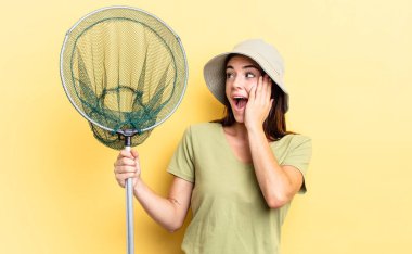 Genç İspanyol kadın kendini mutlu, heyecanlı ve şaşkın hissediyor.