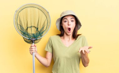 Genç İspanyol kadın kendini çok şaşırmış ve şaşkın hissediyor.