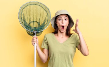 Genç İspanyol kadın eller havada balık ağı konseptinde çığlık atıyor.