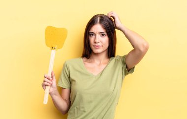 Genç İspanyol kadın mutlu bir şekilde gülümsüyor ve hayal kuruyor ya da şüphe ediyor. Öldürme konsepti