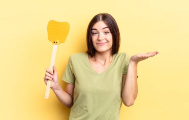 Genç İspanyol kadın şaşkın, şaşkın ve şüpheci hissediyor. Öldürme konsepti