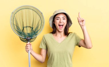 Genç İspanyol kadın balık ağı kavramını anladıktan sonra mutlu ve heyecanlı bir dahi gibi hissediyor.