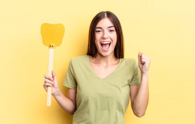 Genç İspanyol kadın şokta, gülüyor ve başarıyı kutluyor. Öldürme konsepti