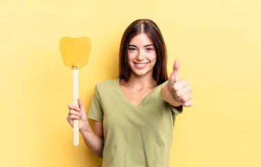 Genç İspanyol kadın gururlu, olumlu bir şekilde gülümsüyor. Öldürme konsepti