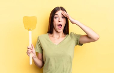 Genç İspanyol kadın mutlu, şaşkın ve şaşırmış görünüyor. Öldürme konsepti