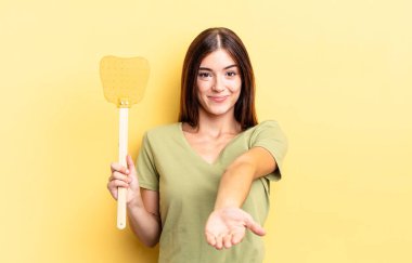 Genç İspanyol kadın mutlu bir şekilde gülümsüyor ve bir konsept sunuyor. Öldürme konsepti