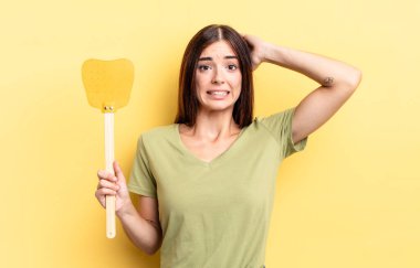 Genç İspanyol kadın stresli, endişeli ya da korkmuş hissediyor, elleri başının üstünde. Öldürme konsepti