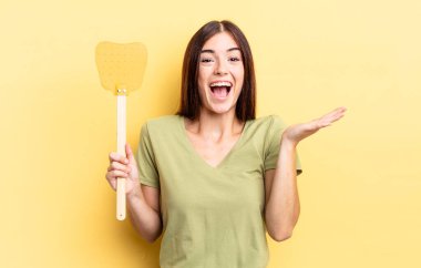 Genç İspanyol kadın kendini mutlu hissediyor ve inanılmaz bir şeye hayret ediyor. Öldürme konsepti