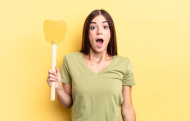 Genç İspanyol kadın çok şaşırmış ya da şok olmuş görünüyor. Öldürme konsepti