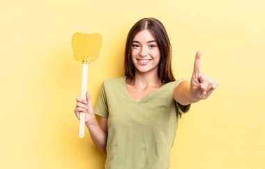 Genç İspanyol kadın gururla gülümsüyor ve kendinden emin bir numara oluyor. Öldürme konsepti