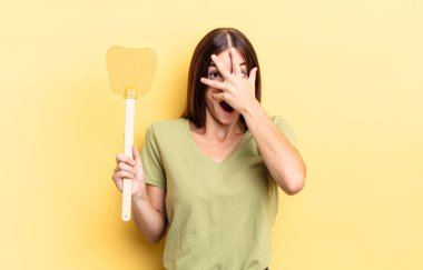 Genç İspanyol bir kadın şok olmuş, korkmuş ya da korkmuş görünüyor. Yüzü elle kapatılmış. Öldürme konsepti