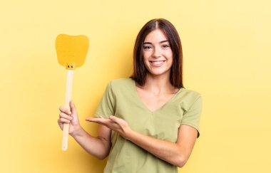 Genç İspanyol kadın neşeyle gülümsüyor, mutlu hissediyor ve bir konsept gösteriyor. Öldürme konsepti